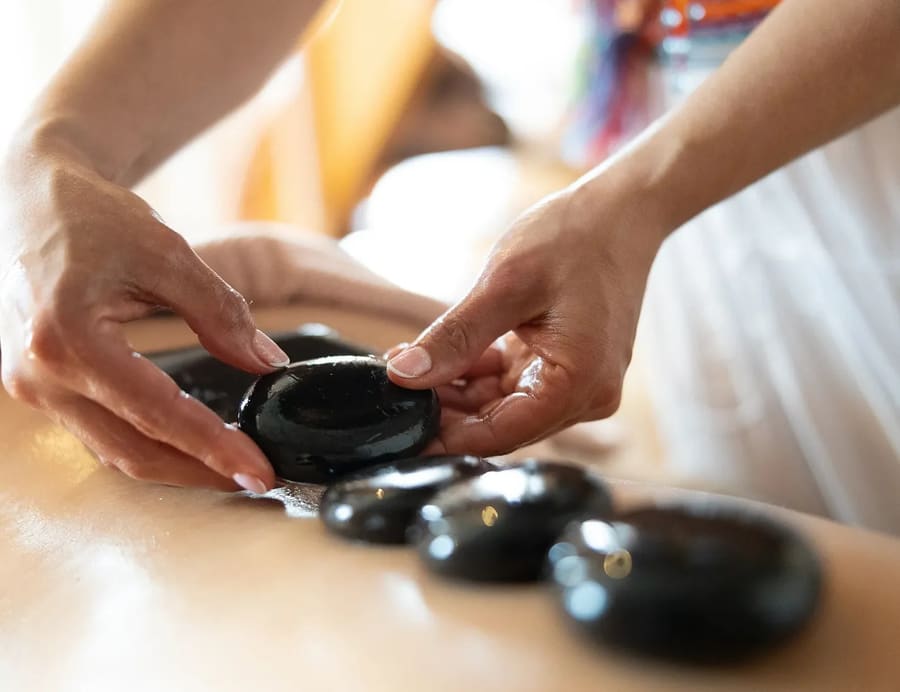 Massage aux pierres chaudes